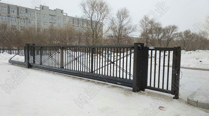 懸浮門，（佳木斯市富錦市迎賓路）建三江第一高級(jí)中學(xué)